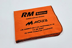 Franela de 1ra Calidad Personalizada con Impresión en Serigrafía a 1 Color. Disponible solo en color Naranja. Ideal para promociones, talleres, comercios, concesionarias y estaciones de servicio. Esta franela está confeccionada en tela de alta calidad y ofrece una superficie perfecta para estampar tu logo o diseño en serigrafía. Con sus dimensiones de 50 x 40 cm, brinda un área amplia y cómoda de uso, manteniendo excelente durabilidad y resistencia al lavado. La serigrafía garantiza un estampado nítido, uniforme y de larga vida útil, incluso con uso intensivo. Una opción eficiente y profesional para destacar tu marca en un producto útil, económico y durable.
