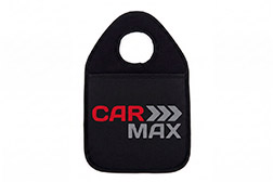 Bolsa de residuo premium para palanca de auto, confeccionada en simil neopren negro de alta resistencia. Medida total 18 x 31 cm, con área de publicidad de 17 x 17 cm sublimada en full color. Ideal para concesionarias, talleres y acciones promocionales. Su material flexible y lavable garantiza durabilidad, mientras que su diseño práctico permite una colocación rápida y segura en la palanca de cambios. Esto la convierte en una opción funcional y efectiva para mantener el vehículo limpio y reforzar la presencia de marca. - 2