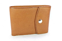 Billetera de cuero genuino para Hombre con broche exterior, doble tarjetero y doble bolsillo de guardado interno. Medidas: 11 x 8 cm.  Diseño con broche exterior, elegante y resistente, ideal para el uso diario. Cuenta con múltiples compartimentos para billetes, tarjetas y documentos. Confeccionada en cuero vacuno argentino de primera calidad en color a elección. Incluye Caja Individual.