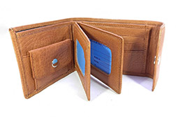 Billetera de cuero genuino para Hombre con broche exterior, doble tarjetero y doble bolsillo de guardado interno. Medidas: 11 x 8 cm.  Diseño con broche exterior, elegante y resistente, ideal para el uso diario. Cuenta con múltiples compartimentos para billetes, tarjetas y documentos. Confeccionada en cuero vacuno argentino de primera calidad en color a elección. Incluye Caja Individual. - 2