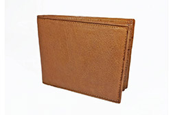 Billetera de cuero genuino para Hombre con doble tarjetero y volante con visor. Medidas: 10,5 × 8,5 cm. Diseño clásico, elegante y resistente, ideal para el uso diario. Cuenta con múltiples compartimentos para billetes, tarjetas y documentos. Confeccionada en cuero vacuno argentino de primera calidad en color a elección. Incluye Caja Individual.