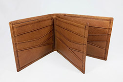 Billetera de cuero genuino para Hombre con doble tarjetero y volante con visor. Medidas: 10,5 × 8,5 cm. Diseño clásico, elegante y resistente, ideal para el uso diario. Cuenta con múltiples compartimentos para billetes, tarjetas y documentos. Confeccionada en cuero vacuno argentino de primera calidad en color a elección. Incluye Caja Individual. - 2