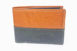 Billetera de cuero genuino combinado para Hombre con tarjetero y varios compartimientos internos.  Diseño moderno combinado, elegante y resistente, ideal para el uso diario. Cuenta con múltiples compartimentos para billetes, tarjetas y documentos. Confeccionada en cuero vacuno argentino de primera calidad en color a elección. Incluye Caja Individual.