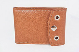 Billetera de cuero genuino para Hombre con tarjetero, visor y volante con cierre interno. Con Broche.  Diseño moderno con broche, elegante y resistente, ideal para el uso diario. Cuenta con múltiples compartimentos para billetes, tarjetas y documentos. Confeccionada en cuero vacuno argentino de primera calidad en color a elección. Incluye Caja Individual.