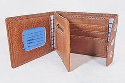 Billetera de cuero genuino para Hombre con tarjetero, visor y volante con cierre interno. Con Broche.  Diseño moderno con broche, elegante y resistente, ideal para el uso diario. Cuenta con múltiples compartimentos para billetes, tarjetas y documentos. Confeccionada en cuero vacuno argentino de primera calidad en color a elección. Incluye Caja Individual. - 2