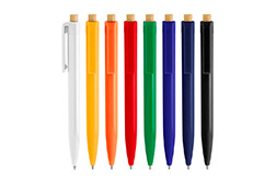 Bolígrafo LOREN de plástico y bambú, retráctil. Cuerpo plástico en diferentes colores acabado brillante. Pulsador de bambú. Medidas: 1,05 x 13,5 cm. Materiales: Plástico ABS reciclado y bambú. Tinta: negra.  Diseño moderno con materiales reciclados.