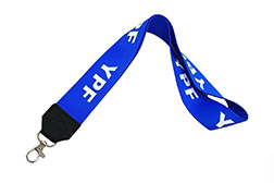 Cinta de 40mm con puntera de Eco Cuero y  Mosquetón de Zamaq.  Largo total de la cinta 90 cm.  Personalizadas full color ambas caras. Entregadas listas para usar. Disponibles otras terminaciones según necesidad. Fabricación mínima: 200 unidades.