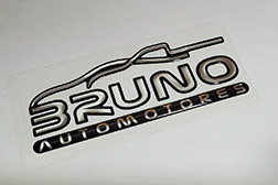 Dome LETRA x LETRA con resinado asistido. Tanto para letras sueltas o diseño con formas complejas es necesario asistir de forma manual el proceso de resinado. Este tipo de dome se realiza tanto en base metalizada como blanca y es muy utilizado en concesionarias de auto y electrodomésticos. Este tipo de dome posee una presencia fuerte y moderna con calidad premium. Su grado de adherencia es buena y proporcional al espesor de cada letra, se entregan con un soporte transparente para levantar y pegar todo el dome al mismo tiempo. Los realizamos a partir de 100 unidades. - 2