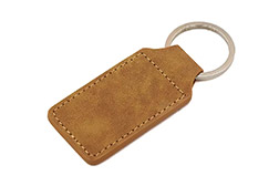 Llavero Ashton de diseño elegante en formato rectangular, confeccionado en cuero sintético (PU) y equipado con una resistente anilla de hierro. Destaca por sus acabados detallados, que incluyen costuras visibles que le otorgan un aspecto sofisticado. Sus medidas exactas son de 7 cm de altura por 3,5 cm de ancho. Por su estética cuidada, es una opción ideal para regalos empresariales, campañas de promoción premium o simplemente para quienes buscan un accesorio de uso cotidiano con estilo definido.