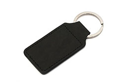 Llavero Ashton de diseño elegante en formato rectangular, confeccionado en cuero sintético (PU) y equipado con una resistente anilla de hierro. Destaca por sus acabados detallados, que incluyen costuras visibles que le otorgan un aspecto sofisticado. Sus medidas exactas son de 7 cm de altura por 3,5 cm de ancho. Por su estética cuidada, es una opción ideal para regalos empresariales, campañas de promoción premium o simplemente para quienes buscan un accesorio de uso cotidiano con estilo definido. - 2