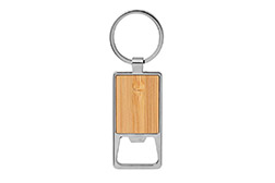 Llavero destapador modelo Kidrink que combina a la perfección funcionalidad y estilo. Presenta una resistente estructura metálica con acabado brillante y un elegante panel frontal de bambú barnizado. Sus medidas exactas son de 6 cm por 3,2 cm por 3,5 cm. Cada unidad se entrega en una ecológica caja de regalo Kraft que incluye una delicada bandeja interior de terciopelo negro. Resulta un accesorio sumamente práctico y sofisticado, ideal para destacar su marca en obsequios empresariales que buscan integrar un toque natural. - 2