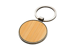 Llavero modelo Kicer de clásico diseño circular que aporta un toque rústico. Presenta una resistente estructura metálica con acabado brillante y un elegante panel frontal de bambú barnizado. Sus medidas exactas son de 7,5 cm por 4 cm por 0,7 cm. Cada unidad se entrega en una ecológica caja de regalo Kraft que incluye una delicada bandeja interior de terciopelo negro. Resulta un accesorio que combina lo natural con lo sofisticado, ideal para destacar su marca en obsequios empresariales.