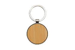 Llavero modelo Kicer de clásico diseño circular que aporta un toque rústico. Presenta una resistente estructura metálica con acabado brillante y un elegante panel frontal de bambú barnizado. Sus medidas exactas son de 7,5 cm por 4 cm por 0,7 cm. Cada unidad se entrega en una ecológica caja de regalo Kraft que incluye una delicada bandeja interior de terciopelo negro. Resulta un accesorio que combina lo natural con lo sofisticado, ideal para destacar su marca en obsequios empresariales. - 2