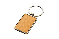 Llavero modelo Kirec de diseño rectangular que aporta sencillez y un estilo natural. Presenta una resistente estructura metálica de aleación de zinc con acabado brillante y un elegante panel frontal de bambú barnizado. Sus medidas exactas son de 7,6 cm por 3,1 cm por 0,7 cm. Cada unidad se entrega en una ecológica caja de regalo Kraft que incluye una delicada bandeja interior de terciopelo negro. Resulta un accesorio funcional y sofisticado, ideal para regalos corporativos que busquen transmitir sustentabilidad.