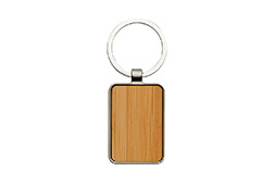 Llavero modelo Kirec de diseño rectangular que aporta sencillez y un estilo natural. Presenta una resistente estructura metálica de aleación de zinc con acabado brillante y un elegante panel frontal de bambú barnizado. Sus medidas exactas son de 7,6 cm por 3,1 cm por 0,7 cm. Cada unidad se entrega en una ecológica caja de regalo Kraft que incluye una delicada bandeja interior de terciopelo negro. Resulta un accesorio funcional y sofisticado, ideal para regalos corporativos que busquen transmitir sustentabilidad. - 2
