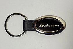 Llavero oval premium de metal y símil cuero. Este excelente llavero importado combina un marco plateado de brilloso con un núcleo central de metal negro. Una correa de símil cuero negro une el cuerpo ovalado de forma segura a un robusta argolla chata. Diseñado específicamente para personalización mediante grabado láser de alta precisión, que revela el metal base para un logotipo nítido y duradero. Se entrega en una elegante caja de presentación individual de cartón negro mate con inserto aterciopelado, perfecto para regalos corporativos de alta gama. Medidas generales de 6cm x 2.5cm, cuerpo oval de 4.5cm x 2.5cm, materiales metal y símil cuero. - 2