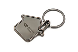 Llavero Home de diseño temático con una distintiva forma de casa, fabricado en resistente aleación de zinc. Destaca por su superficie con acabado brillante que le otorga un aspecto profesional y llamativo, complementado con una anilla de alta resistencia. Sus medidas exactas son de 7 cm de altura por 4,1 cm de ancho. Resulta un accesorio ideal para potenciar la identidad corporativa en el sector inmobiliario, siendo una excelente opción promocional para agencias de bienes raíces, lanzamientos de proyectos o regalos institucionales de alto impacto.