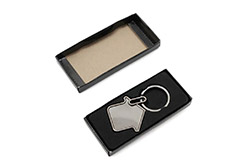 Llavero Home de diseño temático con una distintiva forma de casa, fabricado en resistente aleación de zinc. Destaca por su superficie con acabado brillante que le otorga un aspecto profesional y llamativo, complementado con una anilla de alta resistencia. Sus medidas exactas son de 7 cm de altura por 4,1 cm de ancho. Resulta un accesorio ideal para potenciar la identidad corporativa en el sector inmobiliario, siendo una excelente opción promocional para agencias de bienes raíces, lanzamientos de proyectos o regalos institucionales de alto impacto. - 2