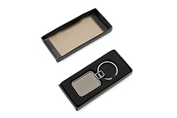 Llavero Splendour de diseño rectangular fabricado en una resistente aleación de zinc. Destaca por su acabado brillante y una superficie optimizada para la aplicación de grabados o logotipos, garantizando una excelente visibilidad de marca. Se complementa con una sólida anilla metálica que asegura la durabilidad del conjunto. Sus medidas exactas son de 7,5 cm de altura por 2,9 cm de ancho. Resulta un accesorio de estética elegante y profesional, ideal para regalos corporativos de alta calidad y campañas promocionales que buscan transmitir distinción. - 2