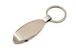 Llavero Hopper destapador de diseño robusto y elegante, fabricado en una resistente aleación de zinc. Destaca por su sofisticada superficie curva con un impecable pulido tipo espejo, complementado con una sólida argolla metálica tradicional. Sus medidas exactas son de 9,7 cm de largo por 2,3 cm de ancho. Cada unidad se presenta en un práctico empaque individual. Resulta un accesorio sumamente práctico y de aspecto premium, ideal para el uso diario y una excelente opción para destacar su marca con estilo en obsequios corporativos de alto nivel.
