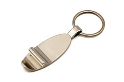 Llavero Hopper destapador de diseño robusto y elegante, fabricado en una resistente aleación de zinc. Destaca por su sofisticada superficie curva con un impecable pulido tipo espejo, complementado con una sólida argolla metálica tradicional. Sus medidas exactas son de 9,7 cm de largo por 2,3 cm de ancho. Cada unidad se presenta en un práctico empaque individual. Resulta un accesorio sumamente práctico y de aspecto premium, ideal para el uso diario y una excelente opción para destacar su marca con estilo en obsequios corporativos de alto nivel. - 2