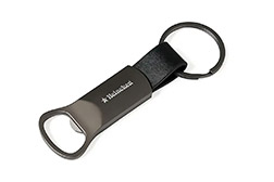 Llavero Carbono destapador de diseño compacto y ergonómico, fabricado en una resistente aleación de zinc. Destaca por combinar una estructura duradera con elegantes detalles en poliuretano (PU) de color negro y una sólida argolla de hierro tradicional. Sus medidas exactas son de 9,4 cm de largo por 2,9 cm de ancho. Resulta un accesorio sumamente práctico, estilizado y de gran utilidad para el uso diario, siendo una excelente opción para destacar su marca con un obsequio promocional premium ideal para eventos, viajes y reuniones corporativas.