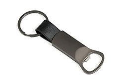 Llavero Carbono destapador de diseño compacto y ergonómico, fabricado en una resistente aleación de zinc. Destaca por combinar una estructura duradera con elegantes detalles en poliuretano (PU) de color negro y una sólida argolla de hierro tradicional. Sus medidas exactas son de 9,4 cm de largo por 2,9 cm de ancho. Resulta un accesorio sumamente práctico, estilizado y de gran utilidad para el uso diario, siendo una excelente opción para destacar su marca con un obsequio promocional premium ideal para eventos, viajes y reuniones corporativas. - 2