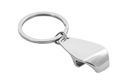 Llavero metálico modelo Opener con destapador de botellas integrado. Está fabricado en una resistente aleación de zinc que asegura su máxima durabilidad. Es un accesorio sumamente práctico y funcional para el uso diario. Resulta un artículo excelente para merchandising y campañas promocionales corporativas. Las medidas generales de la pieza son de 2,2 cm por 4,2 cm por 0,9 cm.