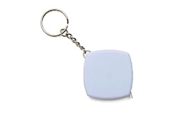 Llavero Cinta Métrica FLAT. Diseño funcional que incorpora una práctica cinta métrica retráctil en formato compacto. Está fabricado con una resistente carcasa de plástico ABS y componentes internos de acero al carbono, complementado con una sólida argolla de hierro tradicional. Sus medidas exactas son de 4,4 cm de largo por 4,4 cm de ancho y 1,1 cm de espesor, e incluye un anillo de 24 mm de diámetro. Resulta una herramienta versátil e indispensable para realizar mediciones rápidas en el hogar, la oficina o en proyectos de bricolaje, siendo una excelente opción de gran utilidad diaria para destacar su marca en campañas de merchandising y obsequios corporativos. - 2