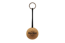 Llavero Floating. Llavero flotante de diseño esférico, diseñado específicamente para actividades náuticas y deportes acuáticos. Está fabricado con un cuerpo principal de corcho natural, lo que le otorga su característica capacidad de flotación, y se complementa con un aro y accesorios de acero inoxidable 304, garantizando resistencia a la corrosión en entornos acuáticos. Incluye una cuerda de alta resistencia para asegurar una sujeción firme. Sus medidas exactas son de 5,1 cm de altura por 5,1 cm de profundidad. Cada unidad se entrega en un empaque individual de bolsa. Resulta un accesorio liviano, práctico e indispensable para la seguridad de llaves en embarcaciones y entornos de agua, siendo una excelente opción promocional para el sector náutico.