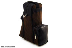 Set Matero / Bolso matero confeccionado en tela símil carpincho y cuero, capacidad para 1 termo, cinta regulable y bolsillos externos para yerba. Medida: 34 X 11 X 10cm.