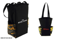 Set Matero / Bolso Matero con bolsillos laterales estampados confeccionado en cordura. Manijas largas para colgar de hombros. Medida: Medidas: 32 X 30 X 13 cm.